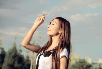 装的那么强悍的我其实不堪一击_清新自然的非主流男女QQ空间图片