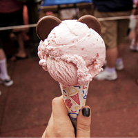 夏天的甜点很好吃。冰淇淋又小又新鲜。不要活得太复杂，开心的时候就笑
