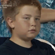 NCAA棒球比赛小男孩带字gif表情包 对着摄像头搞笑的小男孩
