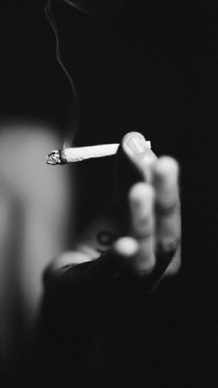 抽烟的图片伤感黑白图片