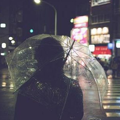 雨天的画面是悲伤和孤独的。所有的灵魂都因为你而变得温柔