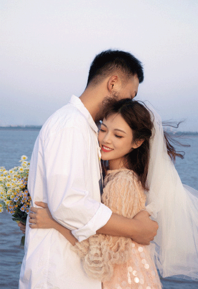 从校服到婚纱，张子凡·丁玉琼的婚纱tiktok是最具活力的声音。