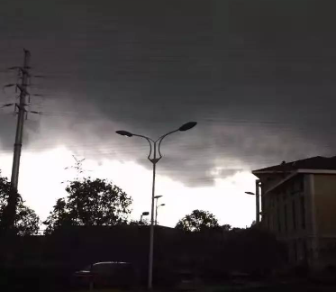 电闪雷鸣风雨交加的夜晚说说 雷雨交加的夜晚感慨说说